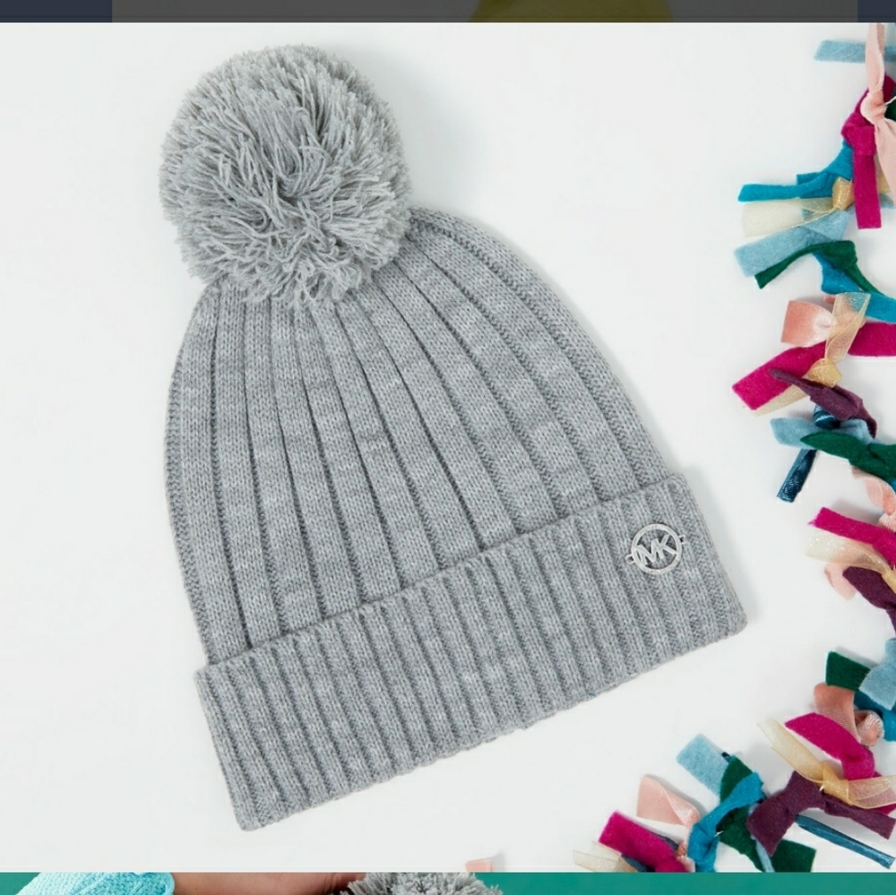 🆕️🌸🌸Michael Kors Grey Pom Beanie🌸🌸